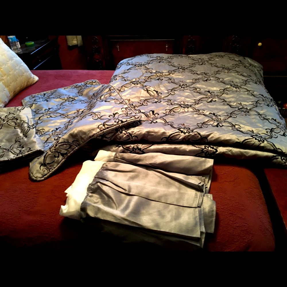 Platinum Embroidered King sized comforter